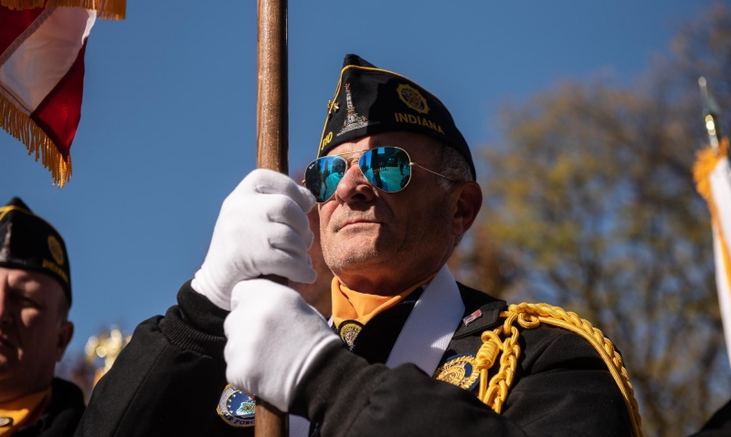 Indianapolis braves cold to thank all veterans