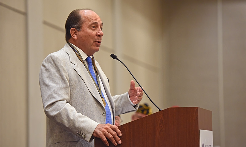 Johnny Bench accepts Legion Good Guy Award