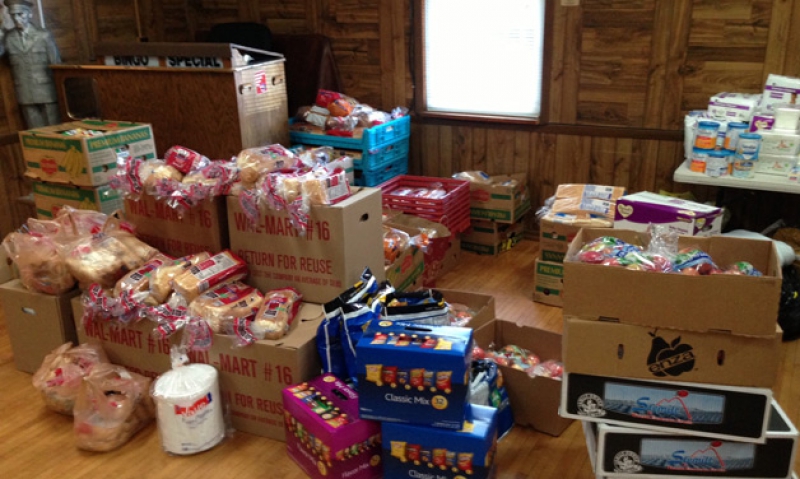 Illinois post feeds flood victims