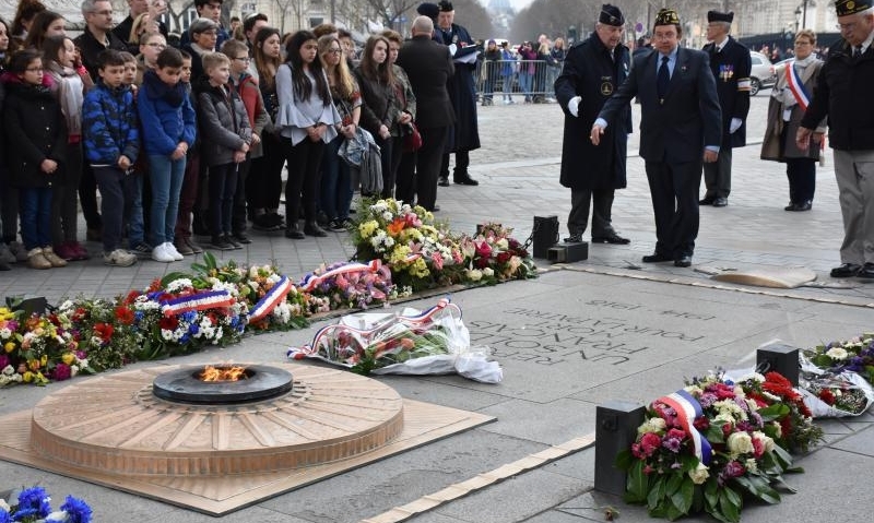 French students from Illinois participate in Arc de Triomphe ceremony