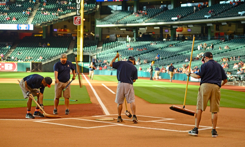 Koutz throws out first pitch at Houston Astros game