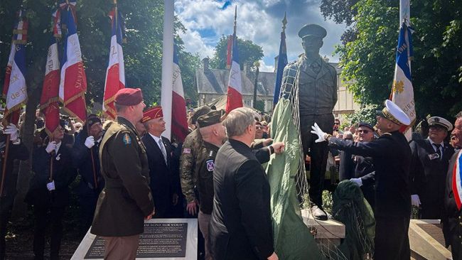 National Commander Seehafer unveils newest Statue of Liberation